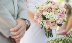 Bị giục kết hôn, cô gái lấy người đàn ông đồng tính để được tự do