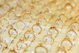 Vàng nhẫn lập đỉnh mới, giá các cửa hàng vênh nhau cả triệu đồng/lượng