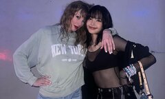Taylor Swift ôm Lisa thân thiết hậu trường concert ở Singapore