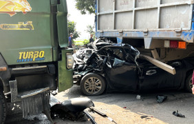 Thông tin vụ ô tô con lọt gầm xe tải làm 3 người thương vong