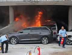 Cháy bãi xe ô tô ở TP.HCM, một tài xế nhập viện