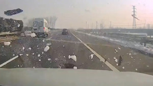 Khối băng bay khỏi xe tải, ô tô phía sau lãnh trọn 'cú trời giáng'