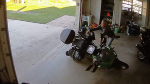 Người đàn ông 'vật lộn' với mô tô phân khối lớn