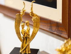 Quà tặng mạ vàng bạc triệu hút khách trước ngày 8/3