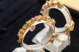 Trang sức bằng vàng giảm giá gần 40% nhân ngày 8/3, hút khách nhà giàu