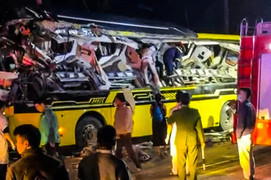 Xe khách bẹp rúm sau tai nạn 5 người chết, cảnh sát cắt cửa giải cứu hành khách