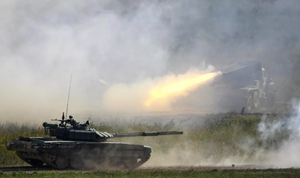 Khoảnh khắc xe tăng T-80BV Nga khai hoả phá hủy cứ điểm quân sự Ukraine 