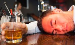 Có phải người nhóm máu O uống bia rượu thường đỏ mặt?