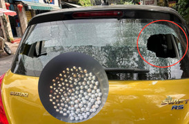 Nhà dân sát sân bay Tân Sơn Nhất liên tục trúng bi sắt