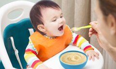 Con chỉ ăn cháo do giúp việc nấu, mẹ lập tức sa thải khi biết nguyên nhân