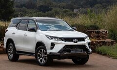Nên mua xe Fortuner máy dầu hay máy xăng?
