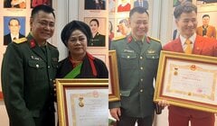 Tự Long chúc mừng mẹ và bạn thân - Xuân Bắc trong ngày nhận danh hiệu