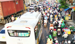 Thi công hầm chui 830 tỷ ở TP.HCM, dân 'vượt ải' ùn tắc từ sáng tới chiều