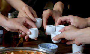 Uống 15 chén rượu mạnh, mất bao lâu để nồng độ cồn về 0?