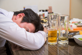 Uống rượu mặt tái là tửu lượng cao?