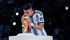 Đồng đội Messi bị tố ngoại tình, bỏ rơi vợ
