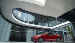 Mercedes-Benz 'lướt' đắt ngang xe mới