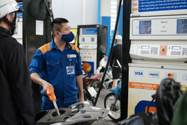 Giá xăng giảm nhiều nhất gần 400 đồng/lít