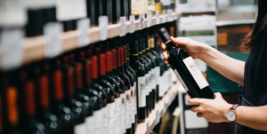 Bảo quản rượu vang nên để chai đứng hay nằm ngang?