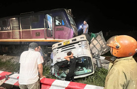 Băng qua đường sắt, xe tải bị tàu hoả tông bẹp rúm