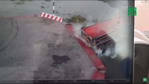 Xe tải chở 16 tấn bê tông rơi xuống sông 