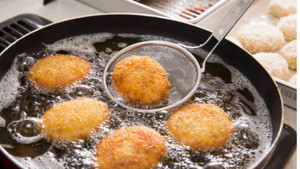Bí quyết chiên thực phẩm không bị bắn dầu