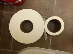 Cuộn giấy nào có lõi lớn hơn?