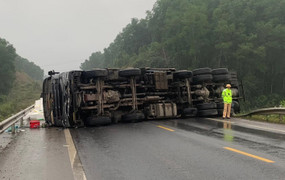 Ô tô tải lật ngang đường, cao tốc Cam Lộ - La Sơn ùn tắc