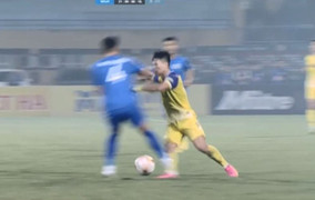 Cận cảnh cầu thủ Quảng Nam đạp khiến Tuấn Hải chấn thương phải vào bệnh viện