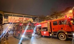 Giải cứu nam thanh niên say rượu, trèo lên mái cầu vượt nằm