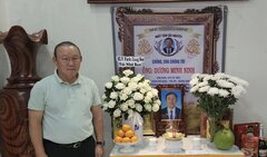 Ông Park Hang Seo thắp hương, tưởng nhớ cố HLV Dương Minh Ninh