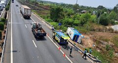 Lật xe khách trên cao tốc TP.HCM - Trung Lương, nhiều người bị thương