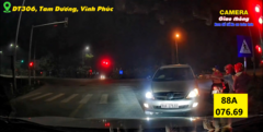 Tài xế ô tô ngang ngược, chặn đầu các phương tiện đang chờ đèn đỏ