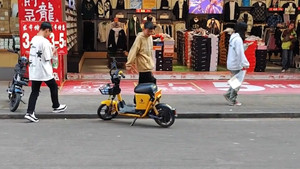 Xe đạp điện 'tẩu hỏa nhập ma' trên phố đông người