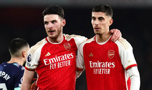 Arsenal lên đỉnh bảng Ngoại Hạng Anh