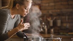 Cách khử mùi thức ăn bám trên quần áo