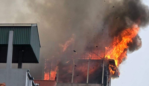 Hà Nội: Cháy lớn ở cơ sở dịch vụ tiệc cưới, lan sang nhà dân 