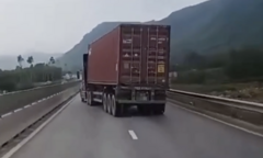 Khống chế tài xế container lạng lách, đâm vào xe CSGT trên cao tốc