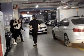 Không chịu can 2 phụ nữ đánh nhau, chàng trai bị chỉ trích dữ dội 