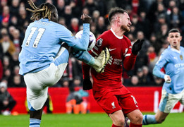 Doku đạp vào ngực Mac Allister, Man City may mắn thoát phạt đền?