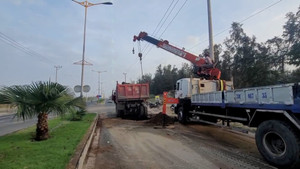 Xe tải 14 tấn sụp hố sâu do rò rỉ hệ thống thoát nước ở Phú Yên