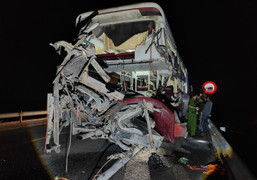 Tai nạn 11 người thương vong: Xe tải nổ lốp, dừng trên cao tốc Cam Lộ - La Sơn