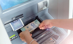 Ra ngân hàng gửi tiền mặt vào thẻ ATM có bị mất phí?