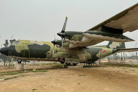 Chiêm ngưỡng hiện vật chiến tranh quý hiếm tại Bảo tàng Lịch sử Quân sự Việt Nam