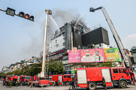 Cảnh sát dùng xe thang dập đám cháy quán bar tầng 9 ở Hà Nội