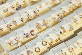 Giá vàng chưa ngừng lập kỷ lục, có nên bán lúc này?