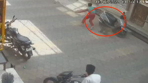 Đứa trẻ bị khỉ tấn công dã man, người qua đường thờ ơ bỏ mặc