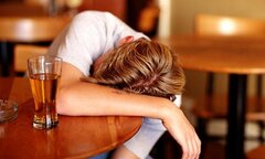 Uống rượu từ năm 15 tuổi, nam thanh niên phải khám tâm thần