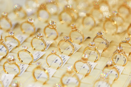 Giá vàng miếng và vàng nhẫn đua nhau lao dốc từ đỉnh cao lịch sử