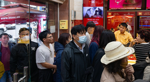 Giá vàng lao dốc, khách đổ xô đi mua